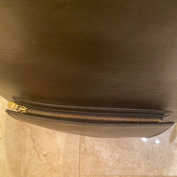 LOUIS VUITTON EPI LEATHER!! - Picture 4 of 7